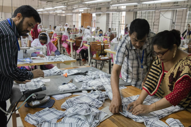 kledingstukken in een fabriek worden beoordeeld