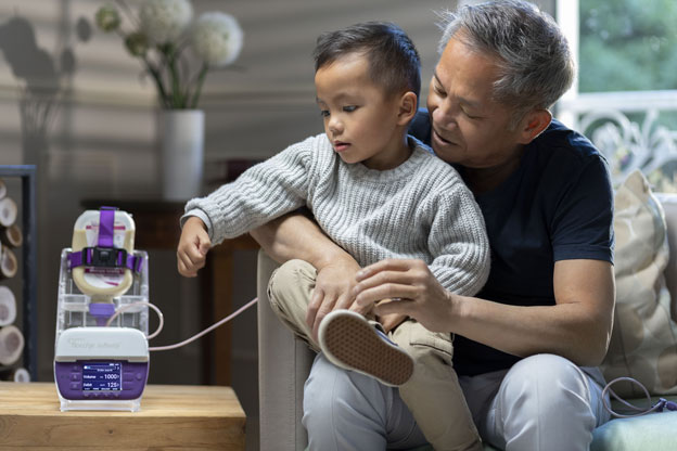 Een man en een kind die gebruikmaken van de medische voeding van Nutricia