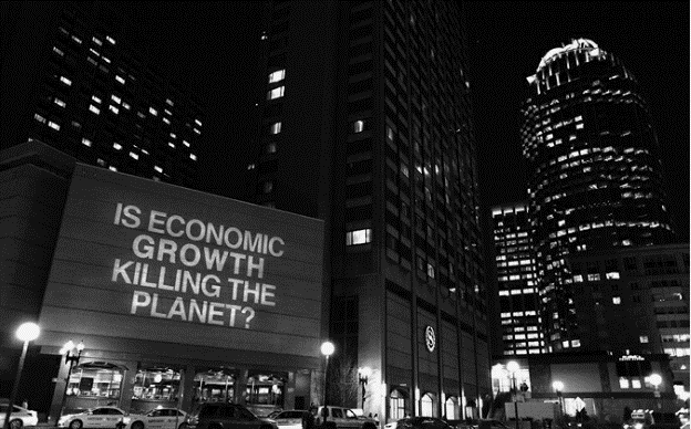 In 2015 zagen deelnemers aan een congres van economen in Boston deze tekst  op de gevel staan, het werk van een groep kritische economiestudenten.