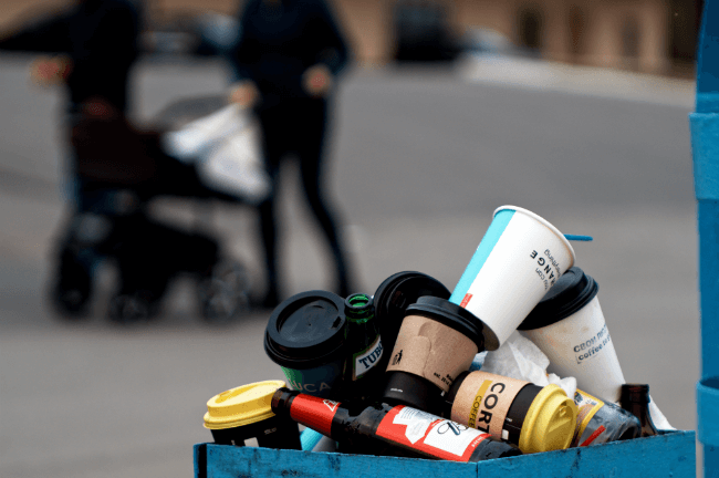 Prullenbak vol met plastic afval