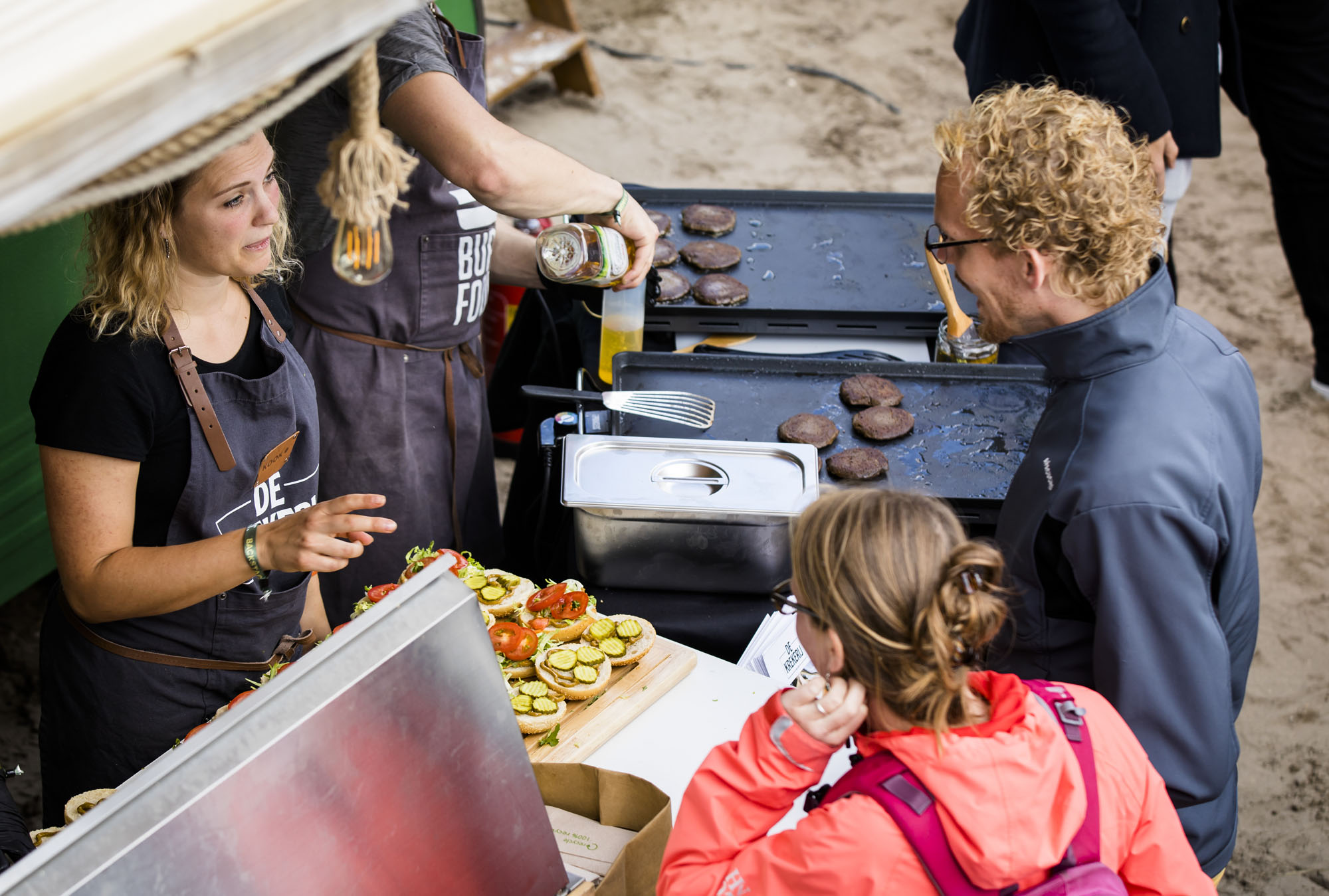 mensen bestellen eten bij een kraampje