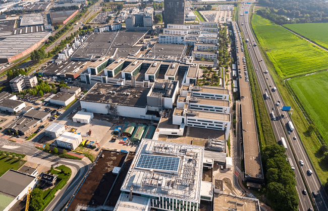 De campus van ASML in Veldhoven ligt op een chipworp afstand van de A2.