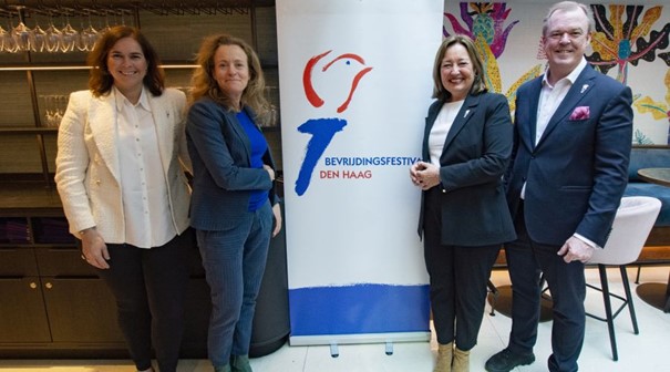 Op de foto v.l.n.r.: Directeur Stefanie Fernández van Leeuwen-Leenman van ASN Bank, bestuurslid Hanneke Propitius van de R.G. Ruijs Stichting, wethouder Saskia Bruines van Economie en Ilio Rodoni van Hilton The Hague.