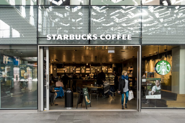 Vrouw loop Starbucks binnen