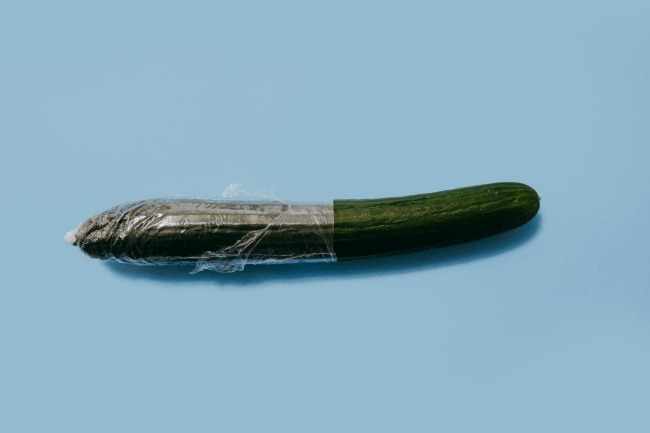 Komkommer met plastic verpakking