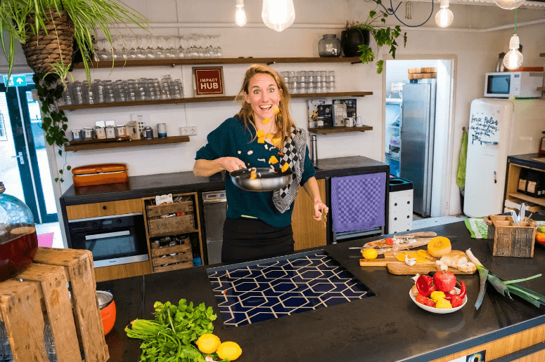 Merel kookt op MAKUS inductieplaat