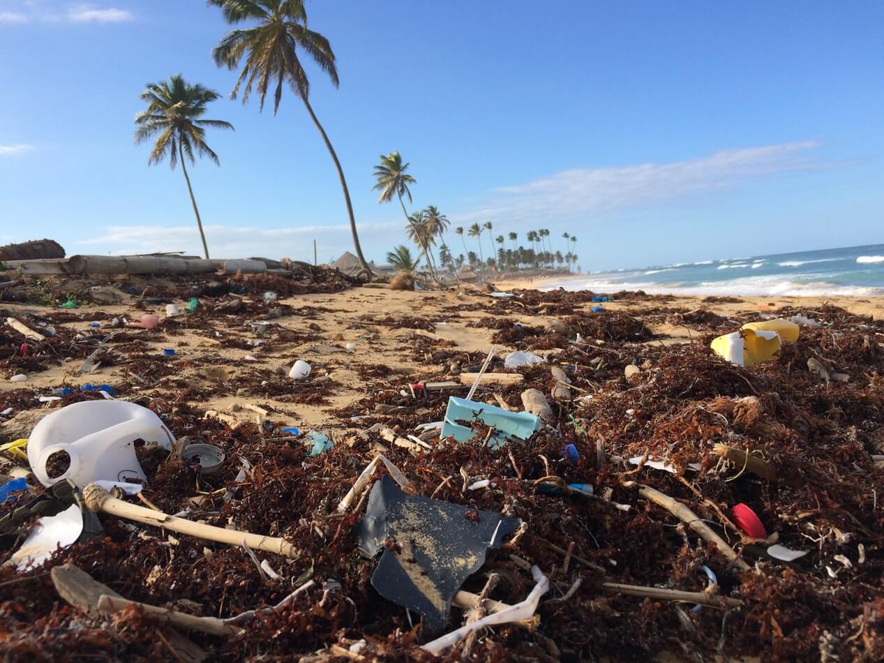 Plasticvervuiling op het strand