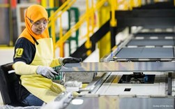De productie van hun flinterdunne zonnepanelen gaat met minder CO2-uitstoot gepaard