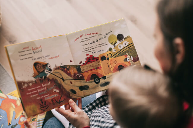 Kinderboeken uitwisselen in een kinderzwerfboekstation